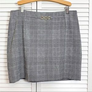 H&M Black and White Plaid Mini Skirt with Chain Detail | Large